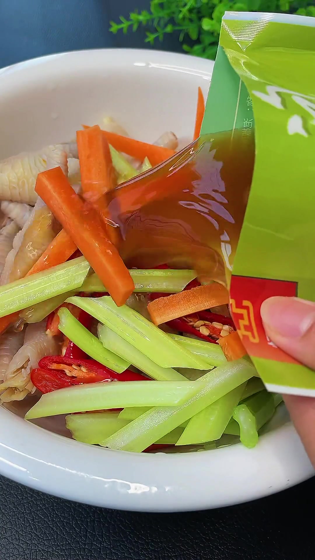 泡椒凤爪 泡椒凤爪的懒人做法 网红柠檬鸡爪
