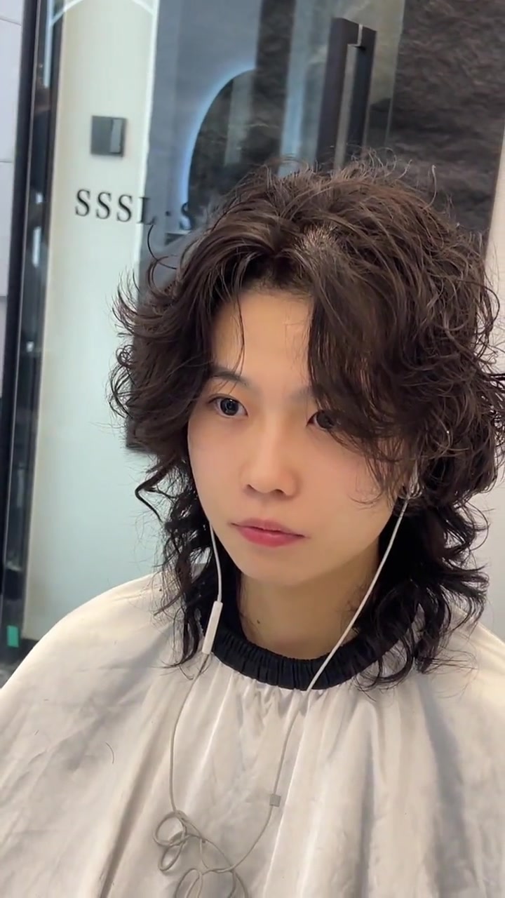 方圆脸女生适合的发型 狼尾鲻鱼头搭配嬉皮士卷发效果真的绝了家人们 显脸小显脸小 狼尾鲻鱼头