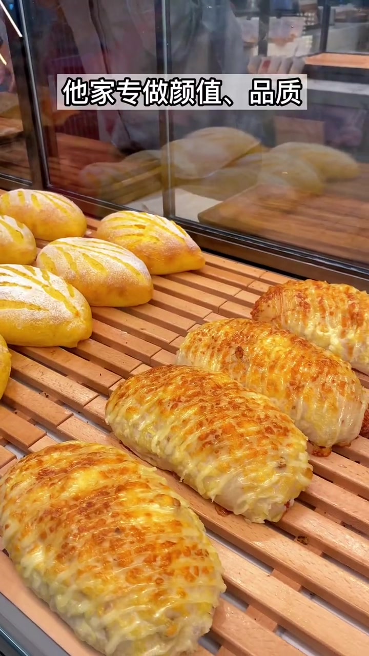 日式烫面包松软又有韧劲火焰榴莲真的可以吃到榴莲肉哟!下回尝尝火龙之子和榴莲之心哈哈哈!美食