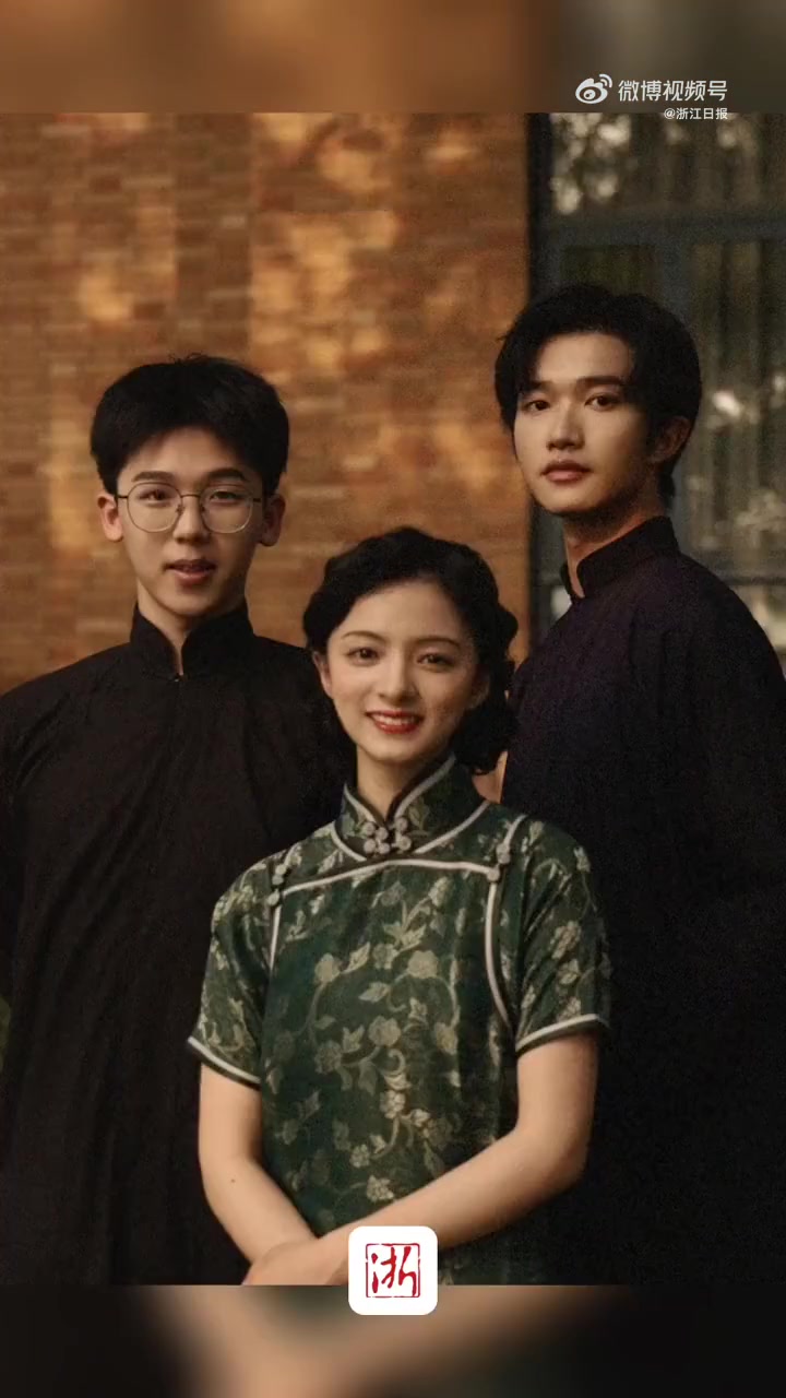 「学生拍民国风毕业照秒回西南联大」近日,浙江杭州,几位毕业生穿上旗袍长衫,拍了一组民国风毕