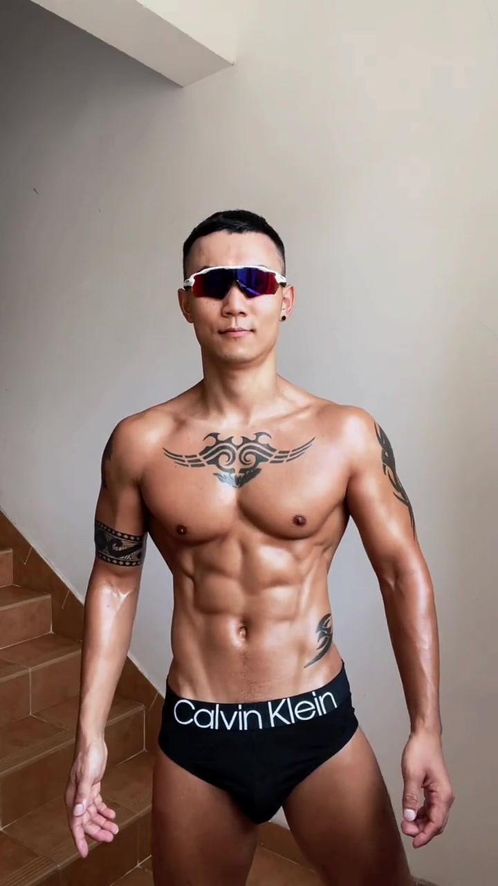 兄弟姐妹们,请问你们喜欢肌肉发达的健美肌肉男还是像我这样肌肉围度不大只有腹肌清晰的健身爱好