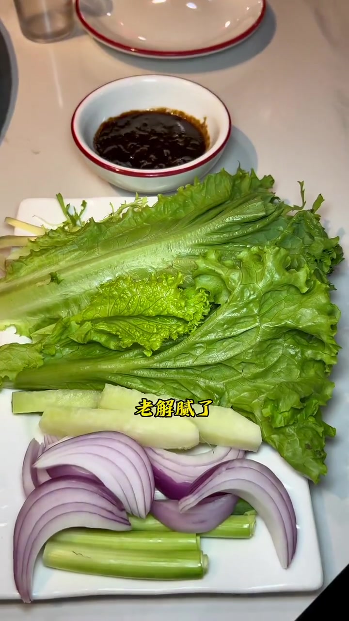 第440集|99不但能吃到二斤半现杀三花鱼,还有鸡腿肉和五花肉,配菜 饼子 饮品,我就没见