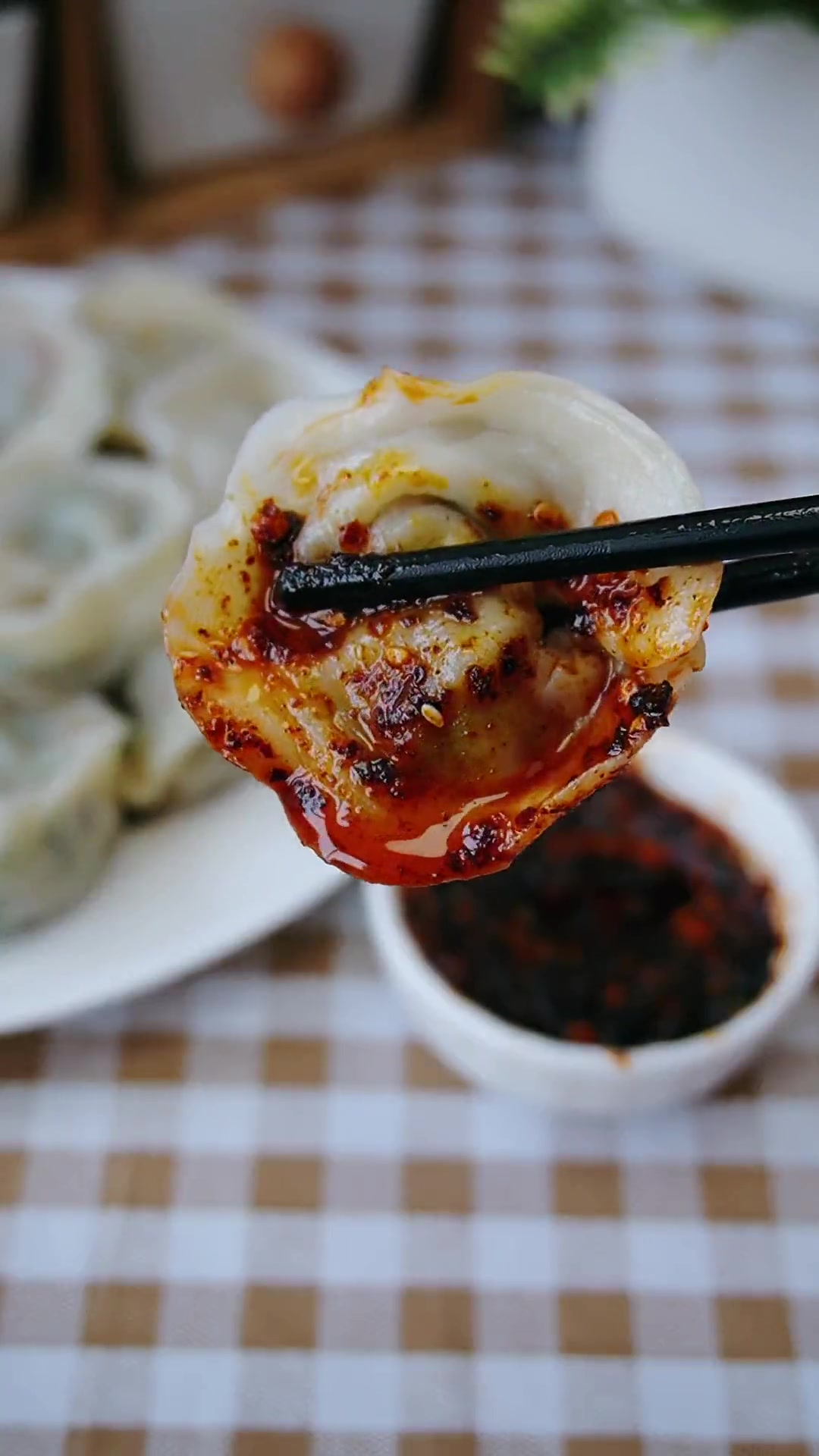 韭菜馅素饺子这样调,韭菜翠绿不出汤,鲜美无比,比肉馅的还好吃 美食 家常菜 饺子 +小助手