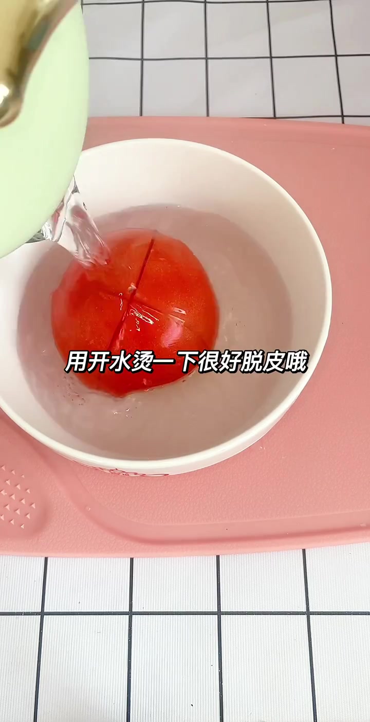 八月龄辅食第二天,成功解锁第一口西红柿鳕鱼泥米粉多吃鳕鱼好处多多,宝宝更聪明哦!