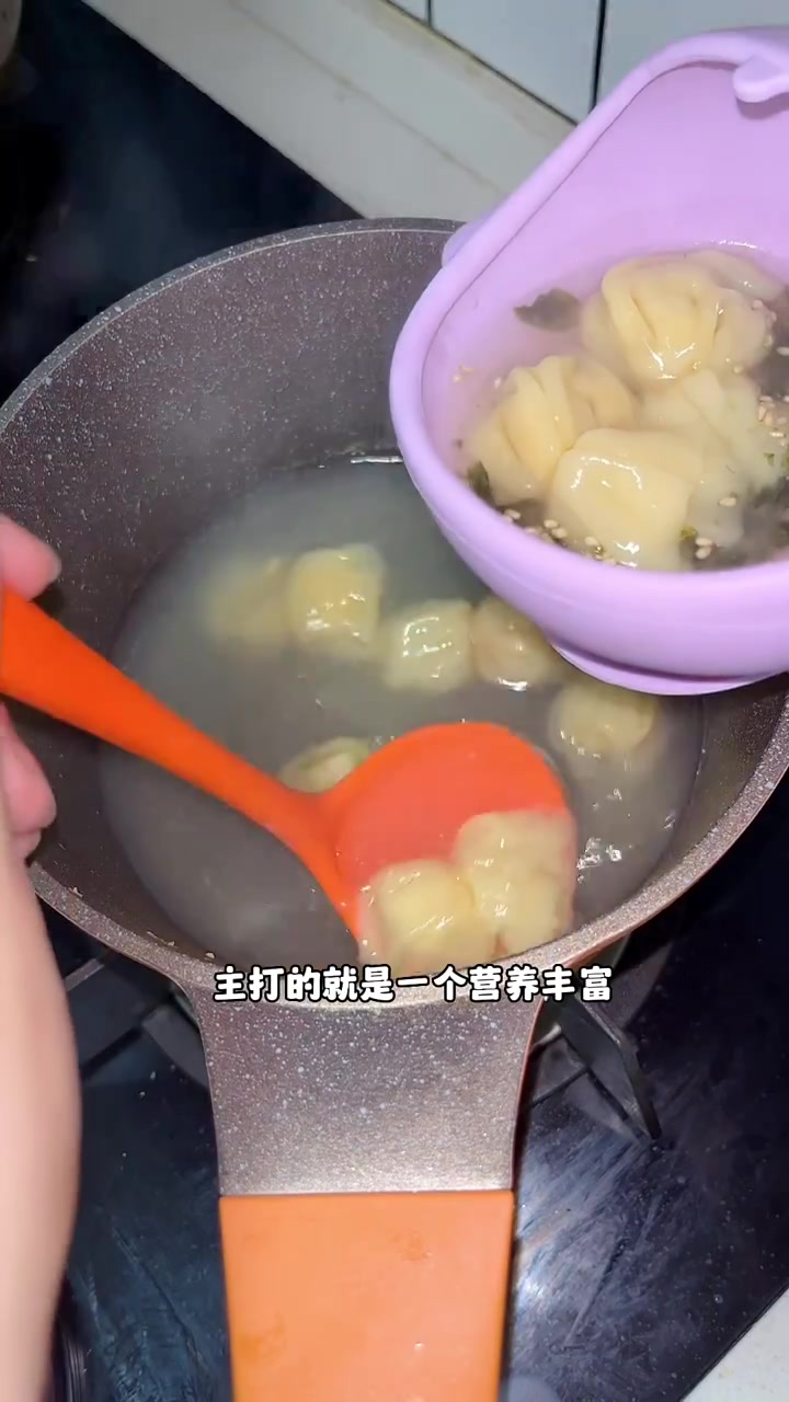 喜欢吃水饺的小孩,给她回购了一大箱,主要是方便,不用绞尽脑汁的给她做辅食了