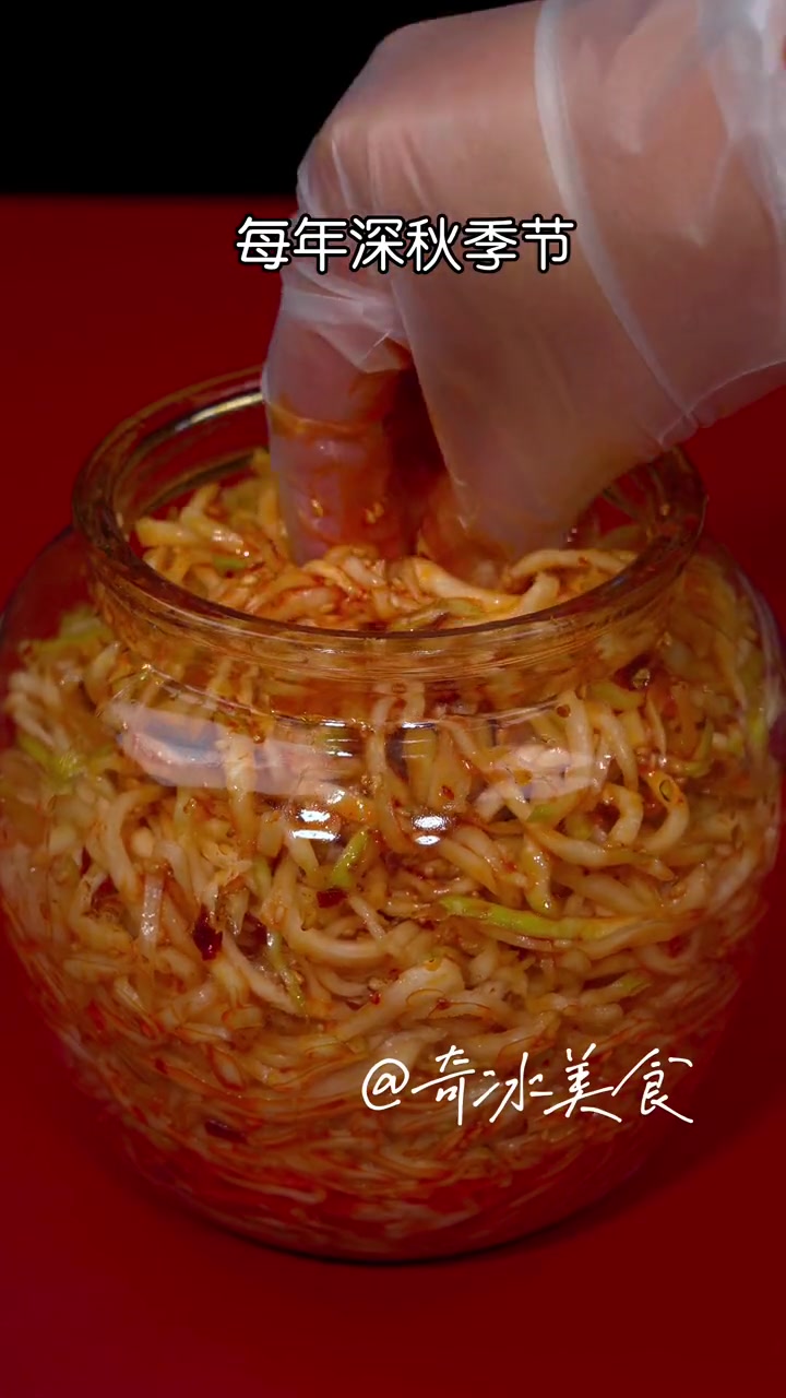 这个芥菜丝咸菜,清脆爽口,超级开胃,一大罐足足一斤重,喝粥吃包子面条搭配上这个小咸菜,简直