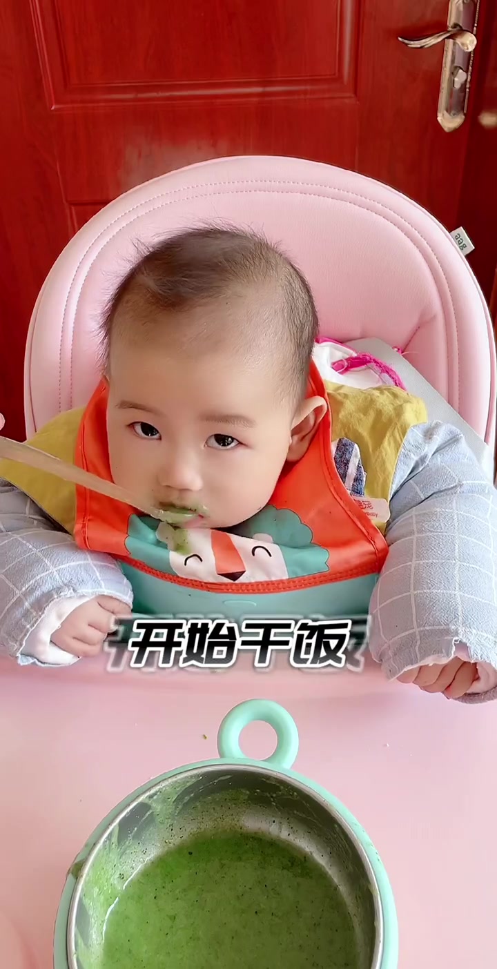 菠菜泥教程来了,绿叶菜最好是现吃现做的哦!菠菜泥补铁又补钙,还能治便秘给你们家不爱拉的宝宝