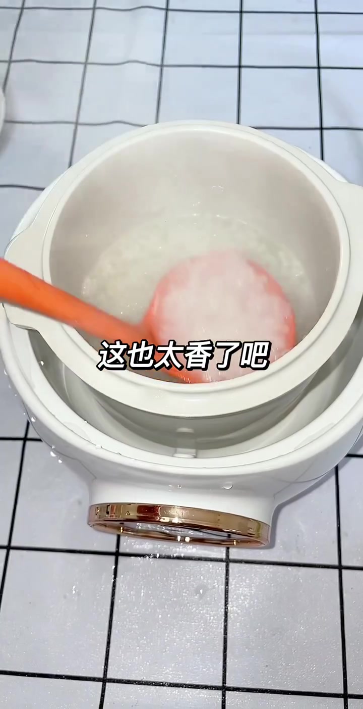 七月龄宝宝今日辅食:解锁十倍粥啦真的好香啊,我们从泥糊状慢慢过渡到颗粒状了,不过这个过程要