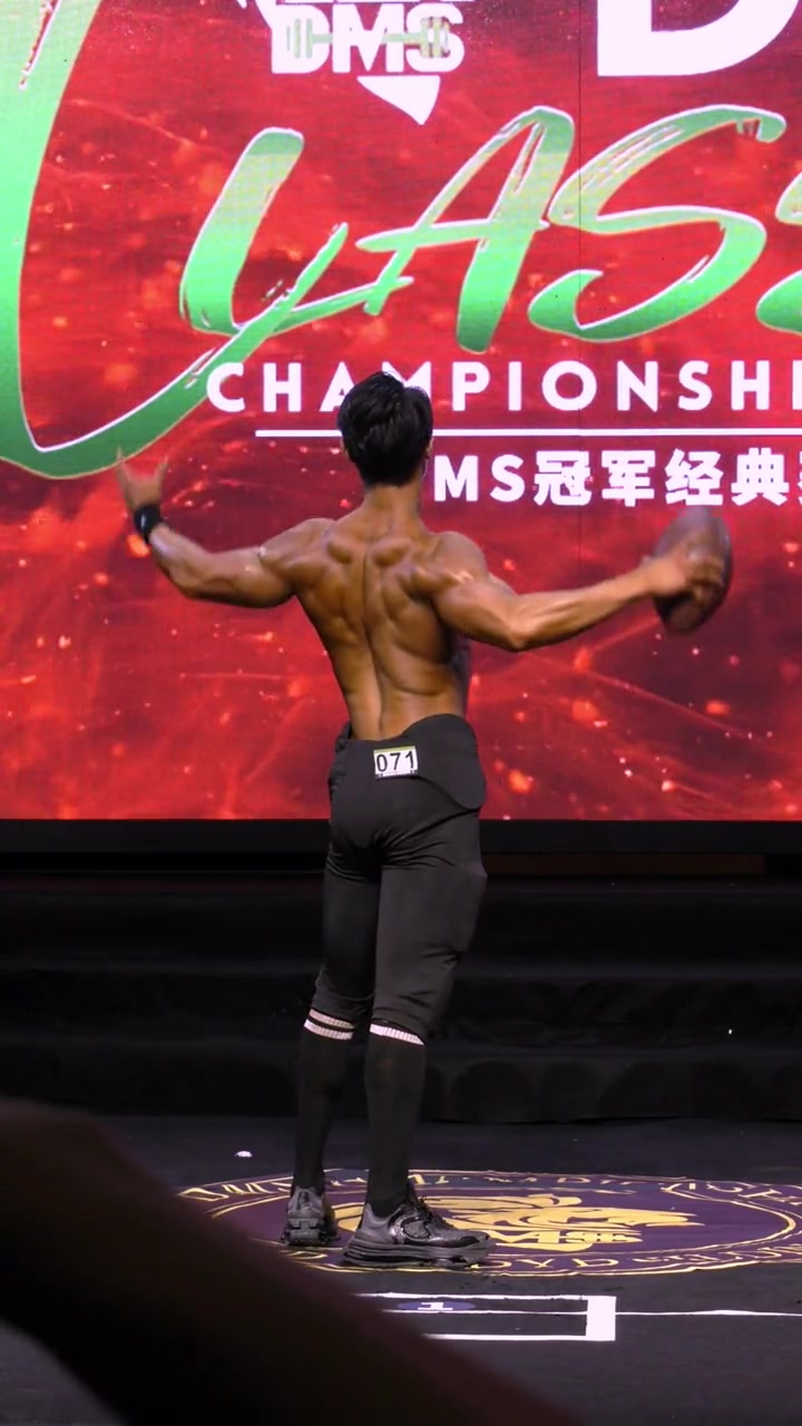 第33集|感觉一下慢放下肌肉的收缩与绽放,这是男子体育模特个人造型展示,这个环节选手可以自