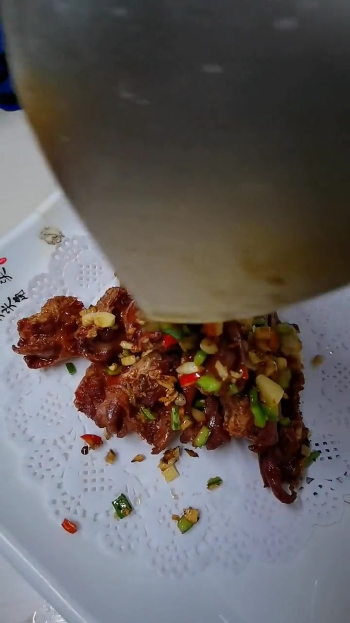 一斤鸭下巴,生抽3更,老抽1更,花生油1匙,盐1匙,秘制辣椒酱1更,鸡粉两克,红曲粉三克,