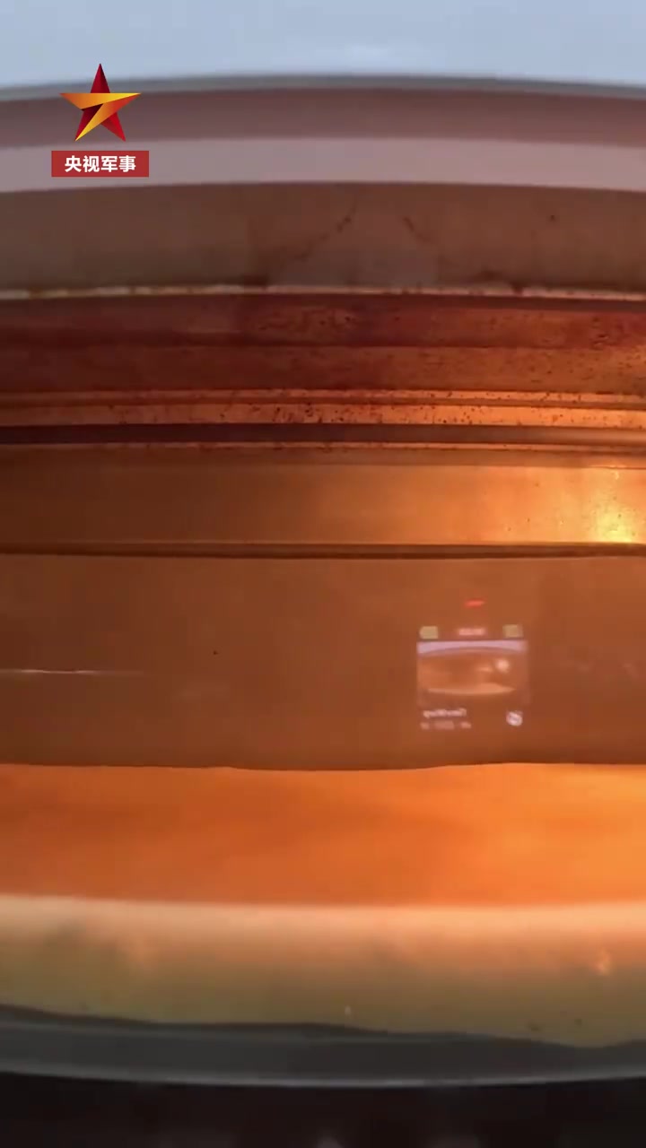 寻美中国 海拔5200米高原官兵过集体生日海拔5200米,新疆军区某合成团正在高原驻训。赶