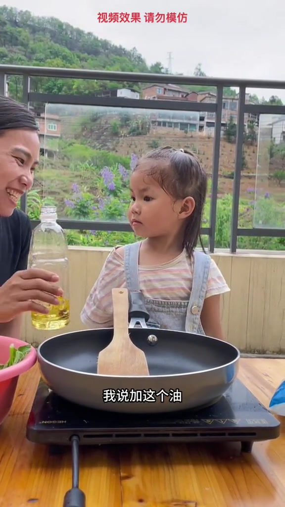 小妹妹学炒菜,太搞笑了,笑的肚子疼!