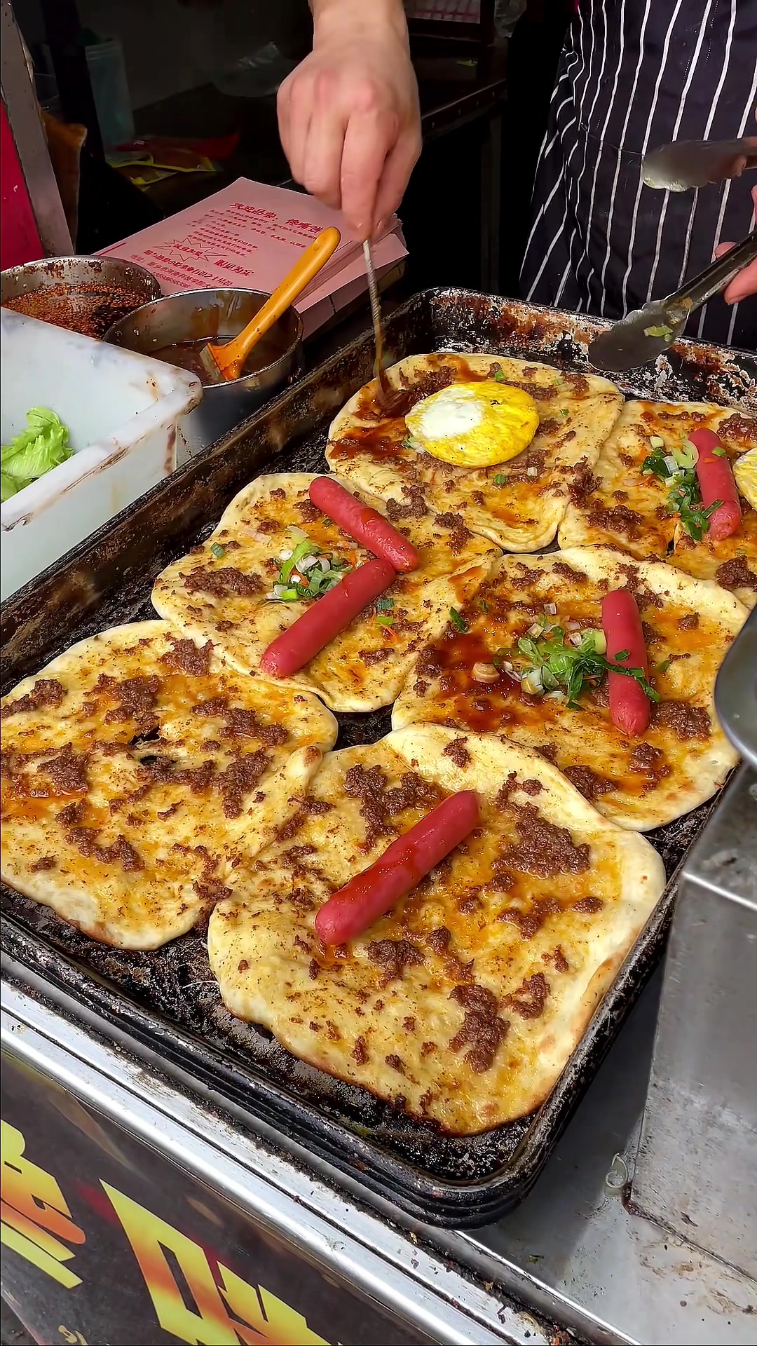 学校门口5.5元一个的馋嘴饼加蛋加烤肠,酱香味十足～