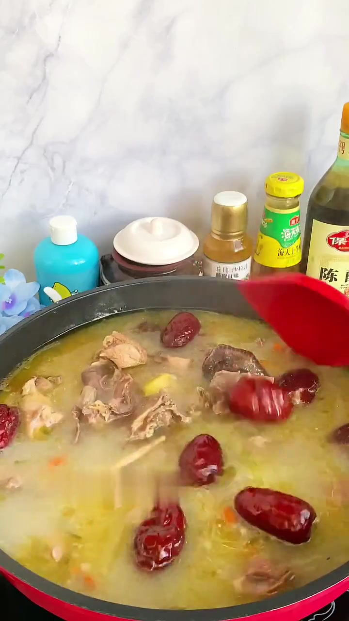 滋补暖胃/汤鲜浓郁,全家人都爱喝的板栗炖鸡