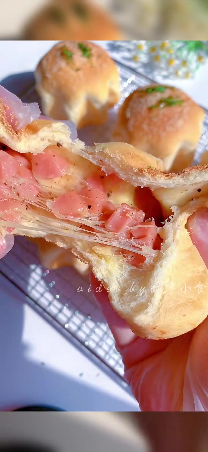 八角星星包,馅料是芝士和烤肠,好看又好吃。一起做面包 爱烘培爱生活 家庭烘焙