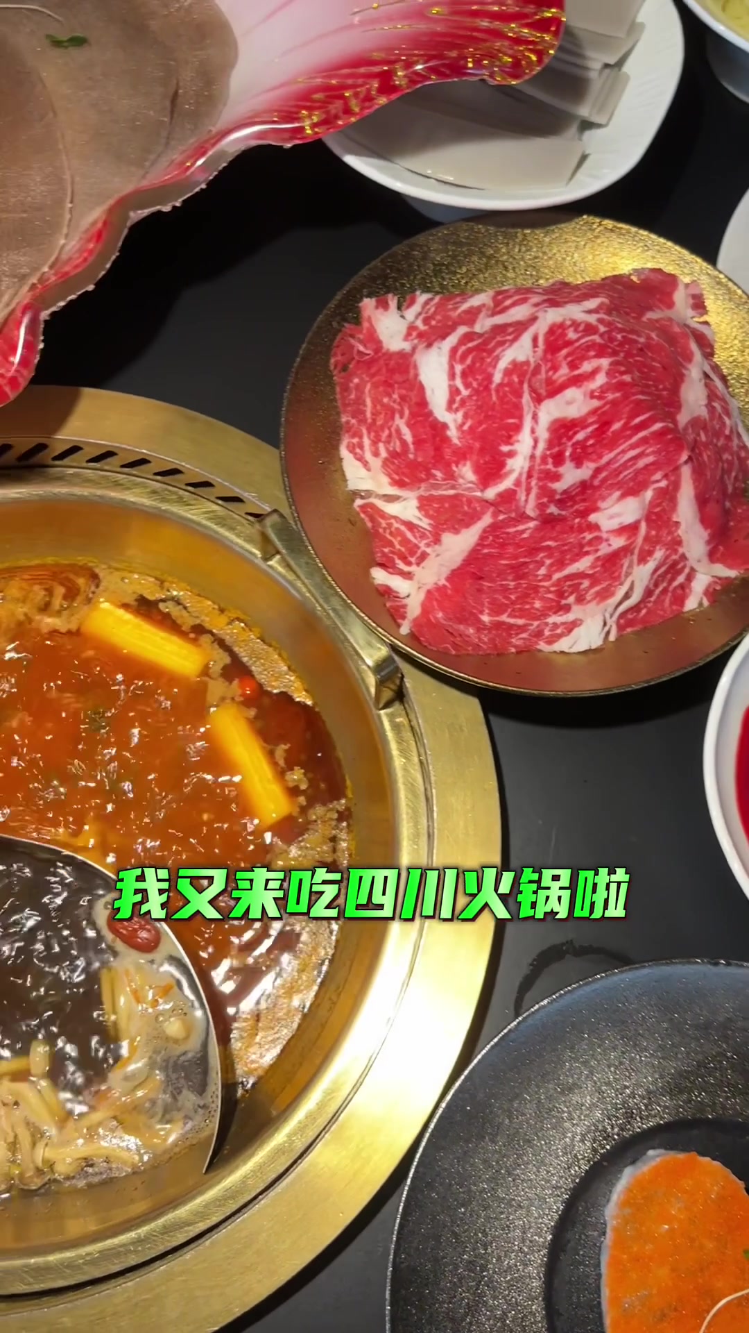 火锅还能搭配鸡尾酒?现在的火锅都这么高端了!新西兰牛上脑、丹麦火腿……高级食材的口感果然细