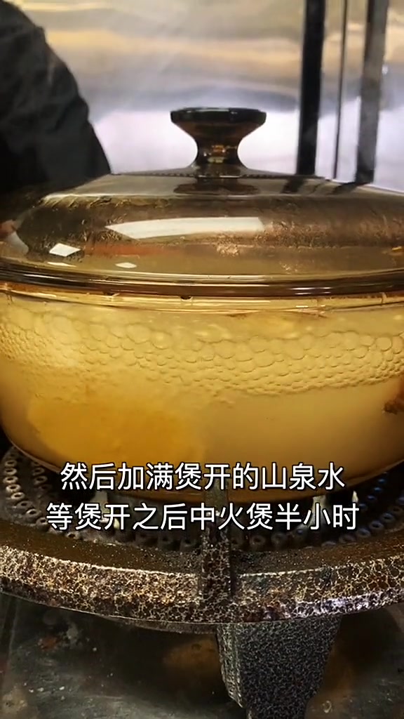 顺德传统靓汤“普洱鲫鱼汤”鲜甜美味,总有普洱的茶香味,正!