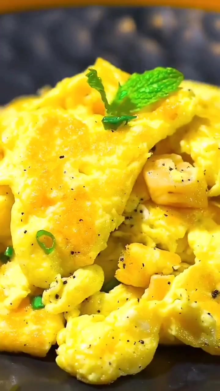 一道比较有仪式感的黑松露瑶柱炒蛋