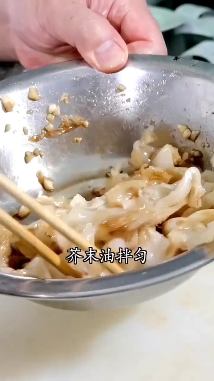 一道仪式感比较强的金蛋冰菜拌蚌片!