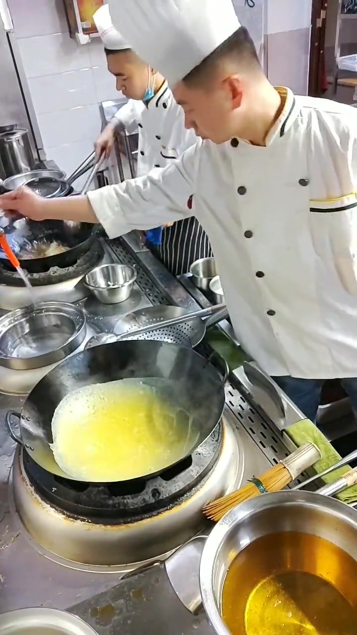 老铁们好,好多粉丝给我发私信 问京酱肉丝鸡蛋皮怎么做,今天给大家分享个教程,鸡蛋两个,生粉