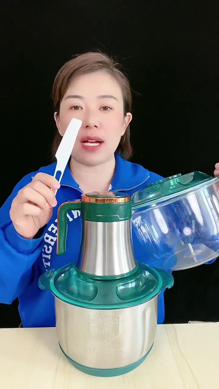 新升级的绞肉机,太好用了。功能还多,500瓦大电机,三五秒就能绞好各种肉馅和菜馅,不到一分