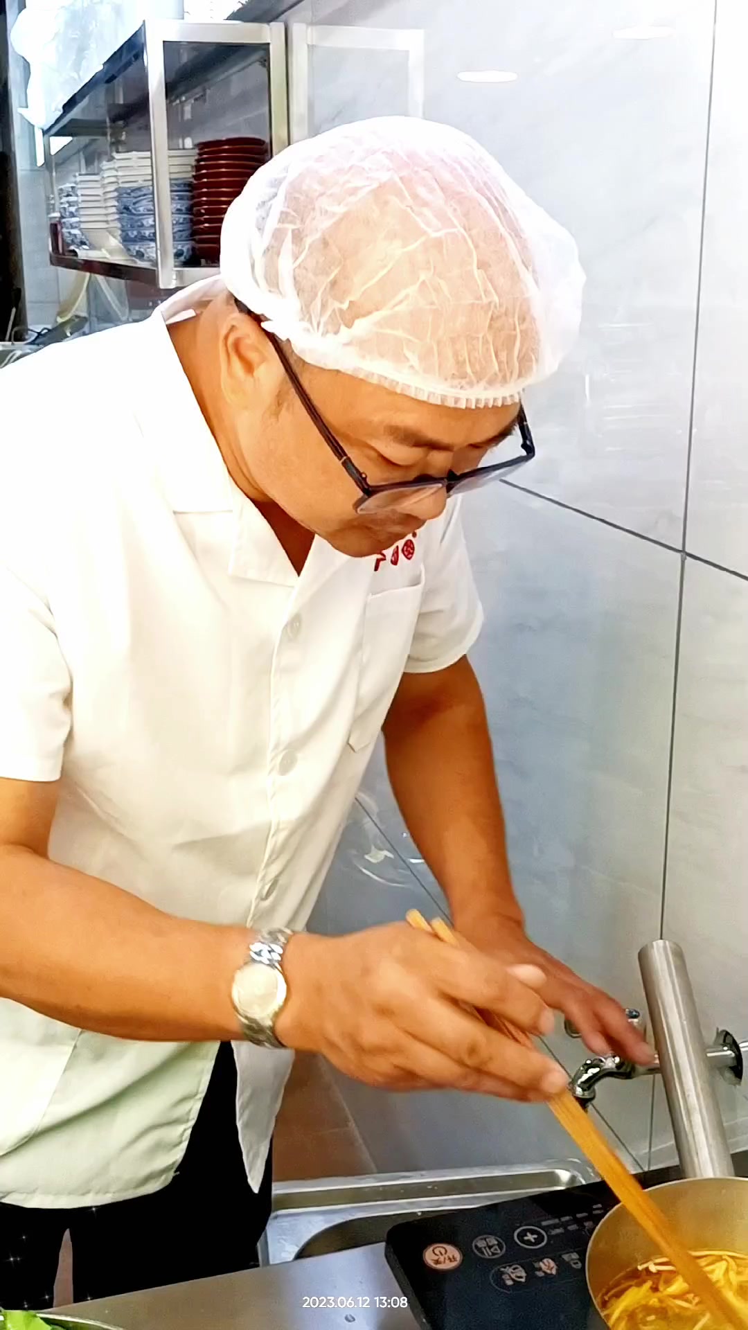 韦歌只专注于鱼米线