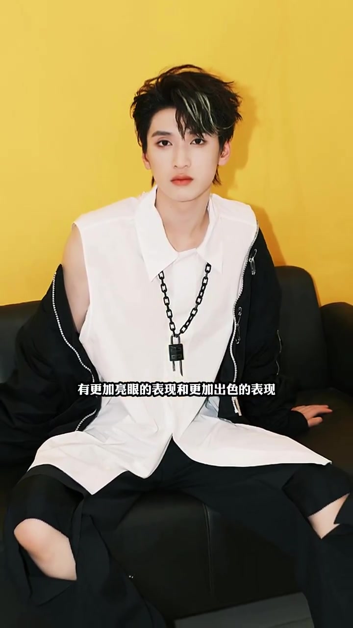 严浩翔参加《极限挑战》回京,头戴鸭舌帽,一副高冷酷拽的样子