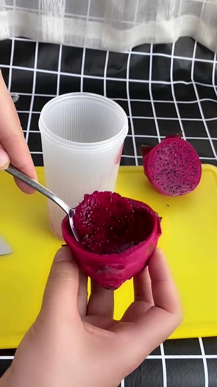 每天一杯健康的火龙果奶昔