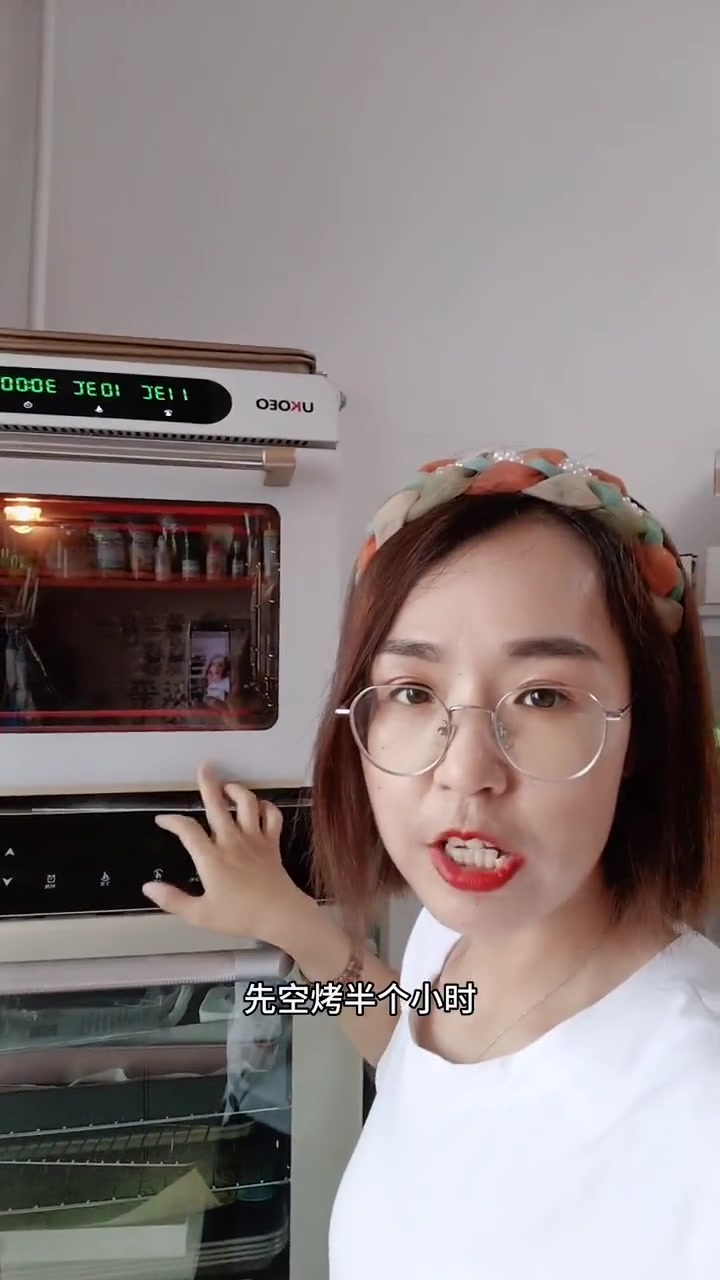 烘焙人的日常 今天用高比克5A烤箱做了猪拱白菜蛋糕,戚风是烤的很赞,至于手绘部分没有点美术