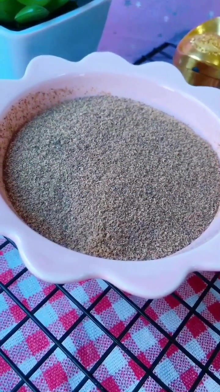 猪肝的营养丰富,是任何一种食物都代替不了的,猪肝不仅含有多种维生素,还有丰富的锌和铁等微量