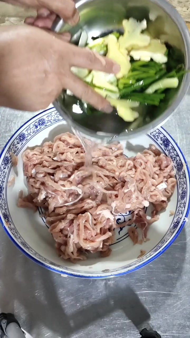 有粉丝叫我给分享。怎么样子腌制肉丝炒出来嫩,今天我就分享一下我的做法,同行不要喷哦,要是这