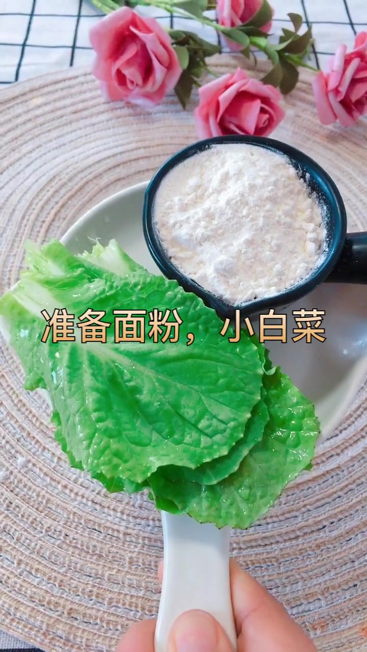 大白菜中含丰富的钙、磷、铁及膳食纤维、胡萝卜素,少量的蛋白质、脂肪、碳水化合物、维生素等。