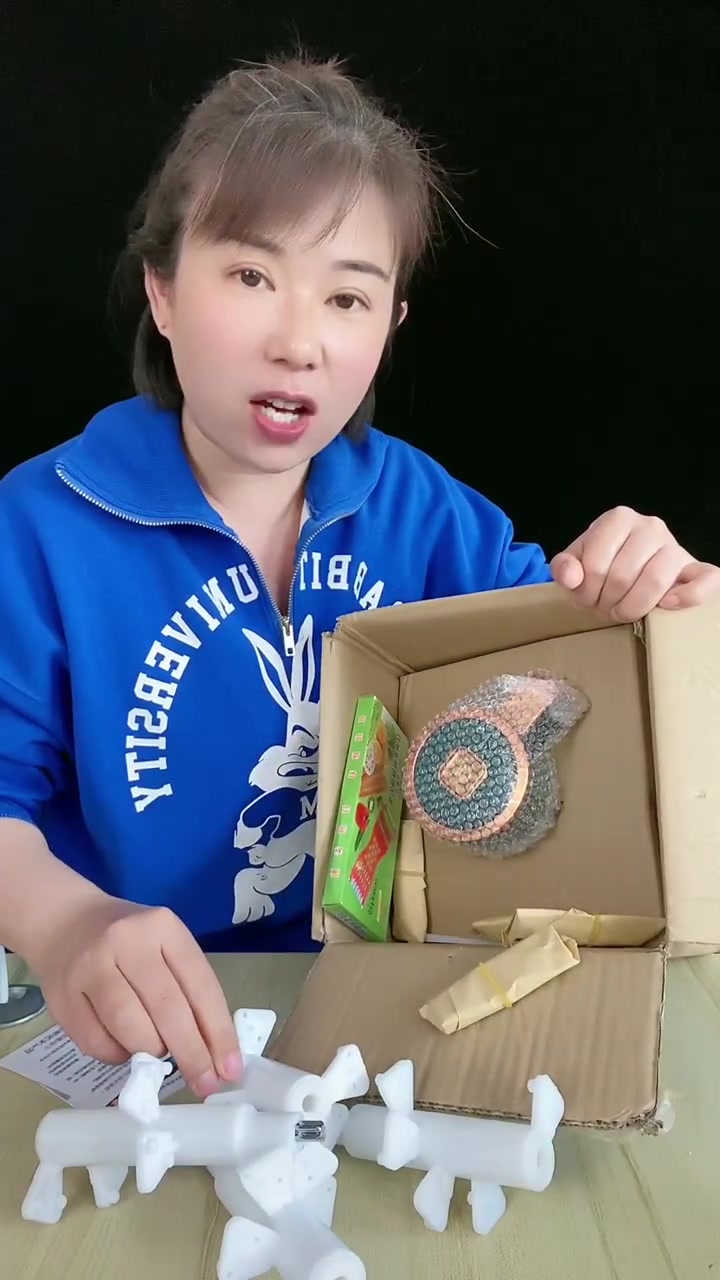 五升大容量绞肉机 新升级的绞肉机,太好用了。功能还多,500瓦大电机,三五秒就能绞好各种肉