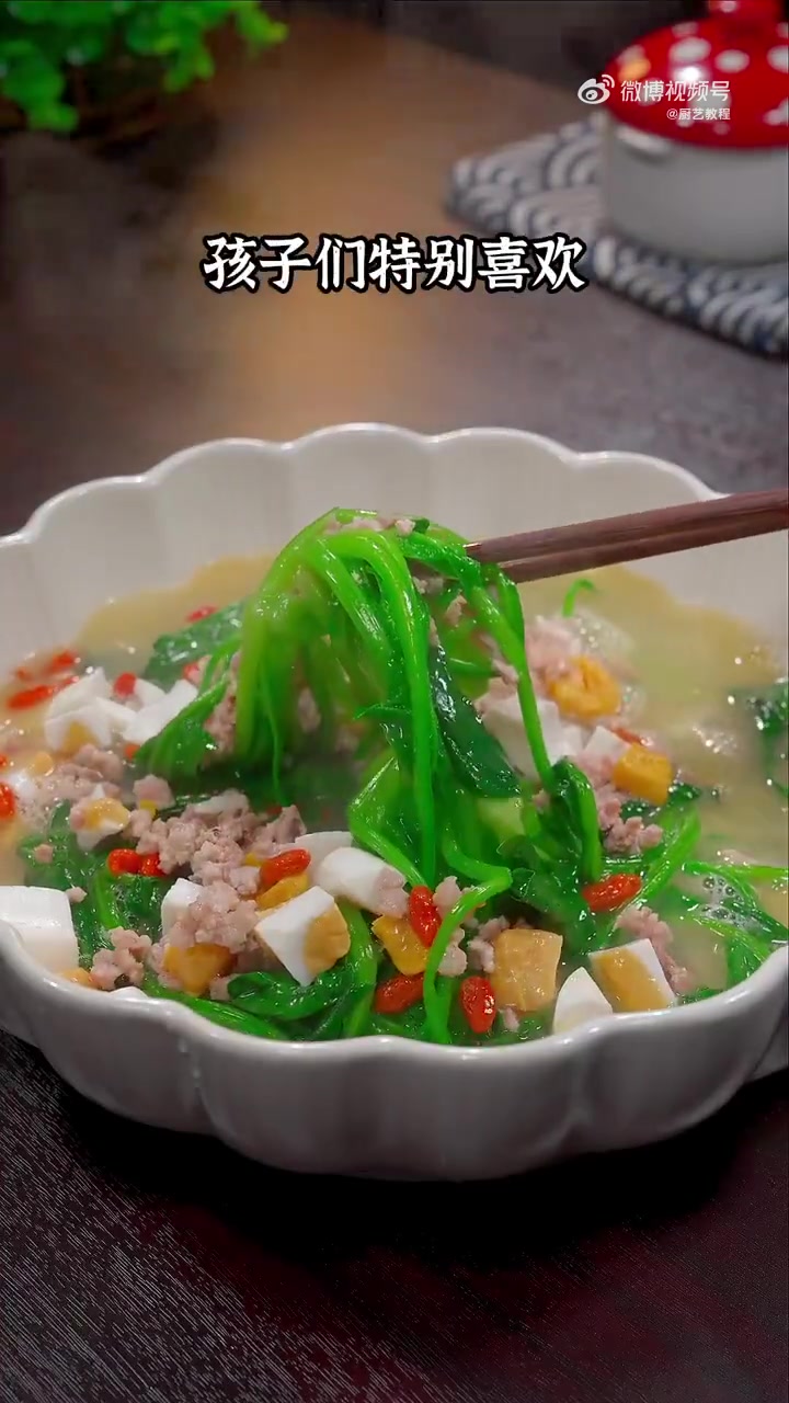 美食时刻 美食分享 菠菜这样做,有汤有菜清爽开胃!