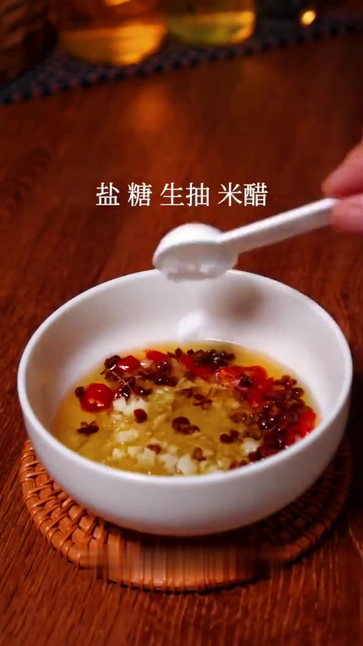 凉拌莲藕片家常做法窍门是用糖醋焯水最好吃