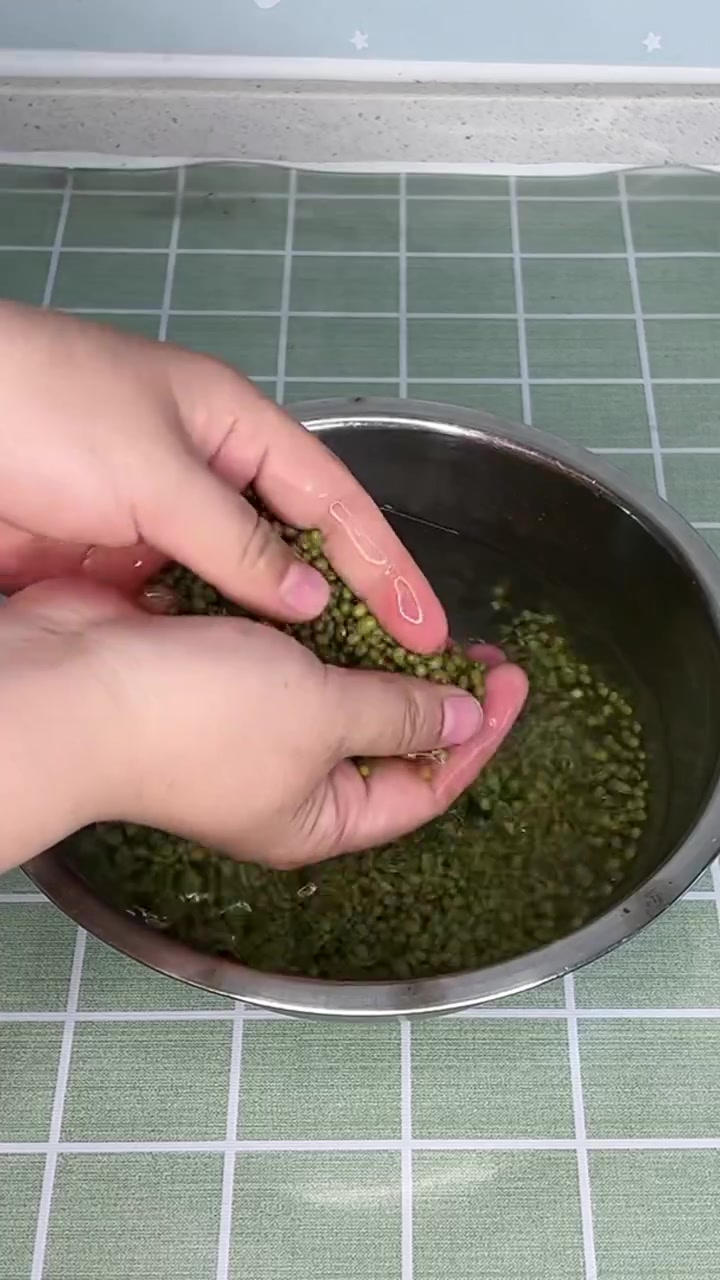 家庭版最简单绿豆糕制作方法。只需要放锅里蒸一下就好。非常简单。有绿豆就赶紧做起来吧