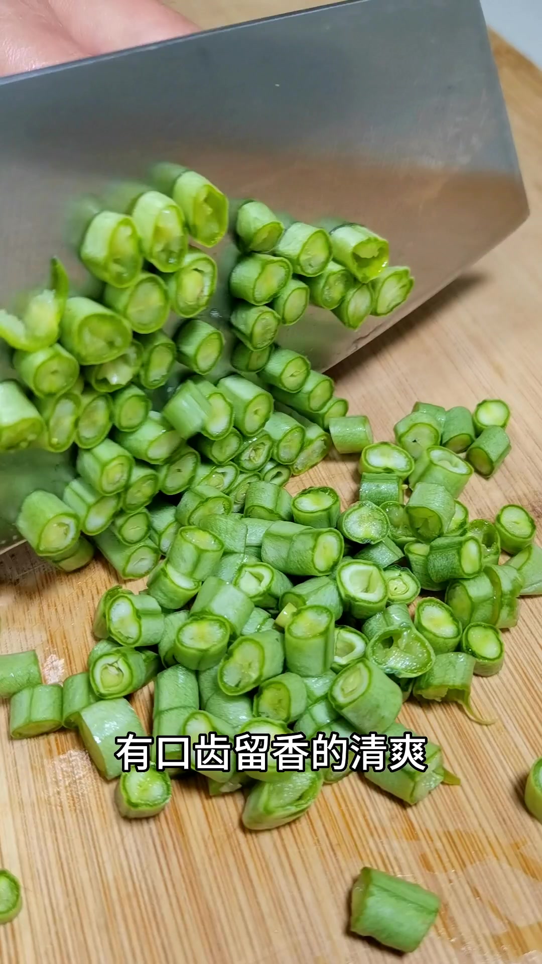 给大家种草一下紫菜豆角炒饭,又鲜又香,孩子也能吃上一大碗