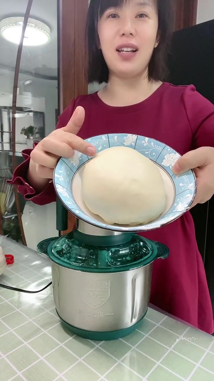 绞肉机绞白菜馅 萝卜馅 芹菜馅无敌里。太好了。都是小颗粒状