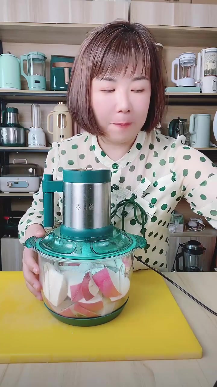 我推荐了 鑫昌泰新升级电动绞肉机4升500瓦带四套备用刀多功能料理机可和面,快来看看!