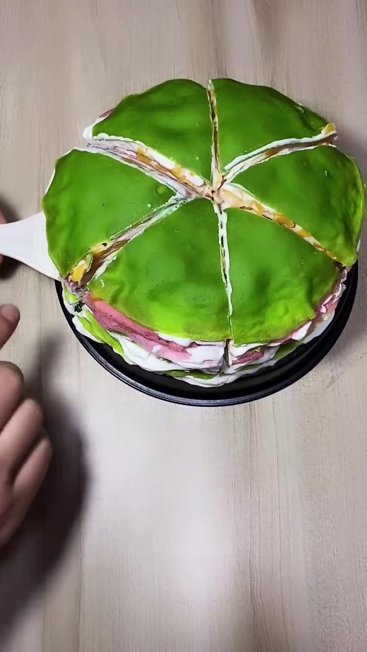 每年孩子生日都是亲自给孩子做戚风蛋糕,今年用薄饼机做了饼皮,给孩子做了千层蛋糕,自己做给孩