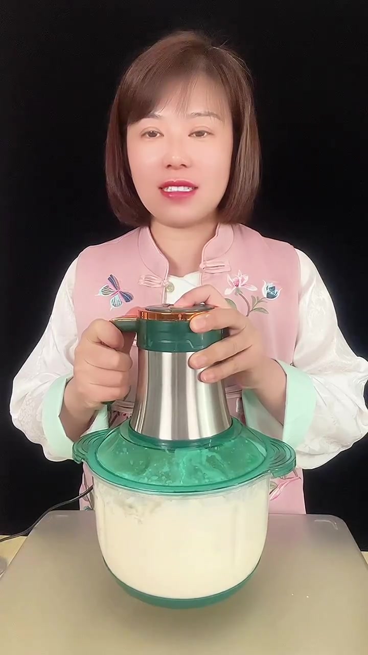 新升级的绞肉机,太好用了。功能还多,500瓦大电机,三五秒就能绞好各种肉馅和菜馅,不到一分