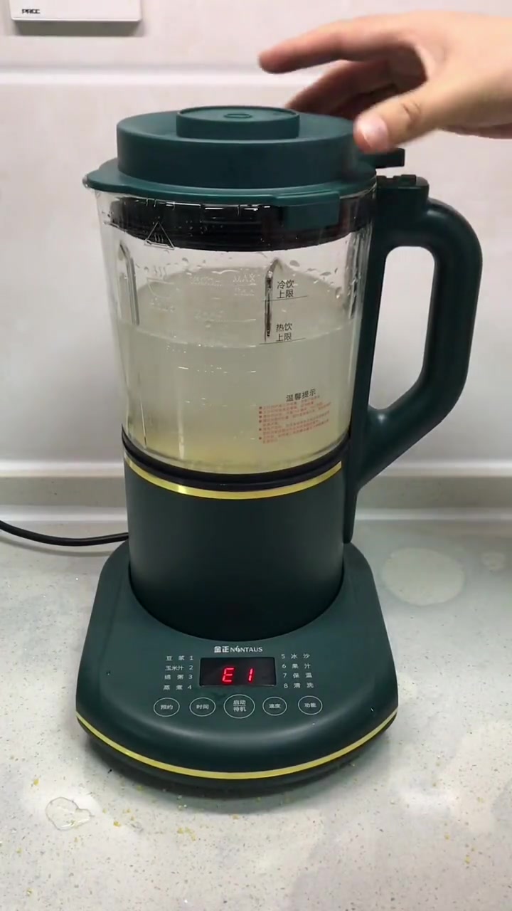 用破壁机可以做很多美食。五谷豆浆。玉米汁 鱼汤 绵粥。果蔬汁