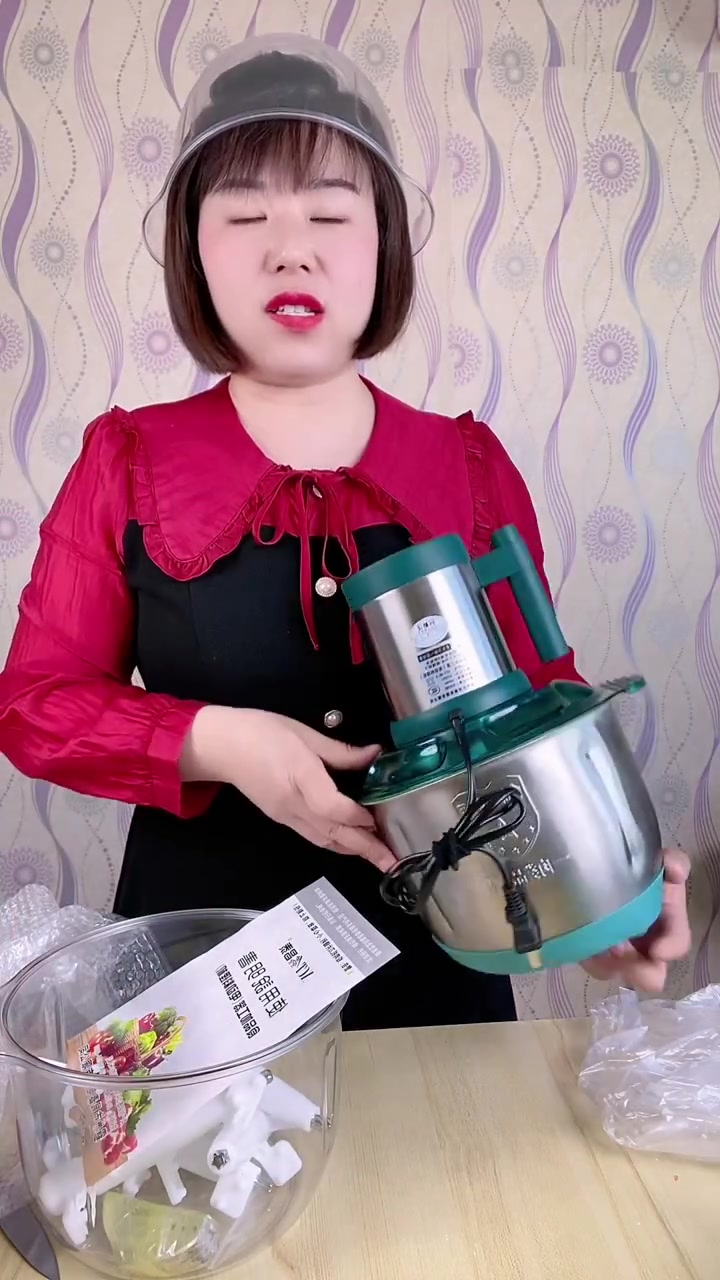 电动绞肉机可以和面,可以榨汁绞肉馅绞菜馅,功能多,动力大,做饭省力还快速,赶上新款,活动力