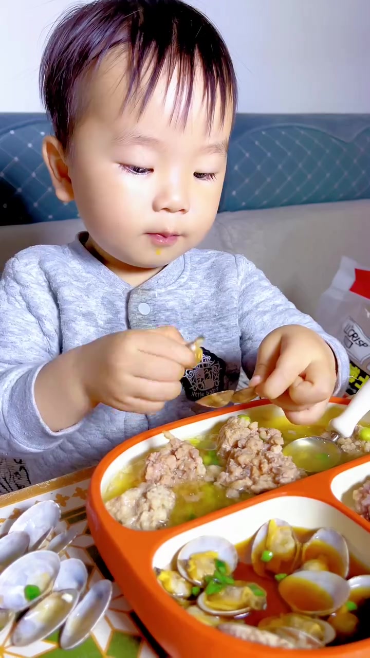 营养还是蒸的好呀!又来分享宝宝辅食一锅蒸啦 今天吃毛豆肉饼汤,搭配凉拌花甲,主食是谷物杂粮