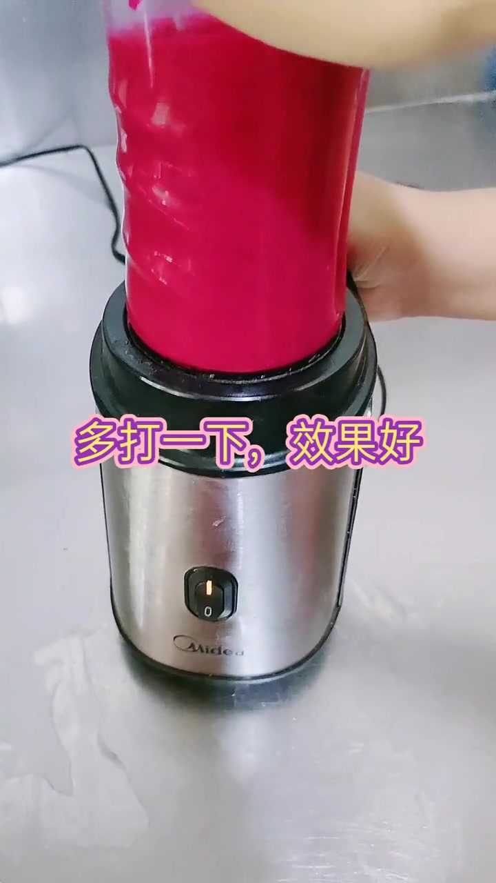 炼乳和奶油都是从老家带来的,你们买不到的可以用酸奶做!味道超好!有条件的还可以挂一层巧克力