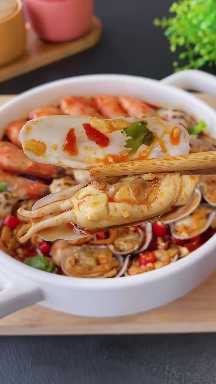 中午吃什么 花甲和虾不要总是烤着吃了,试试风味捞汁海鲜,冰冰凉凉,酸爽开胃又解腻,特别适合