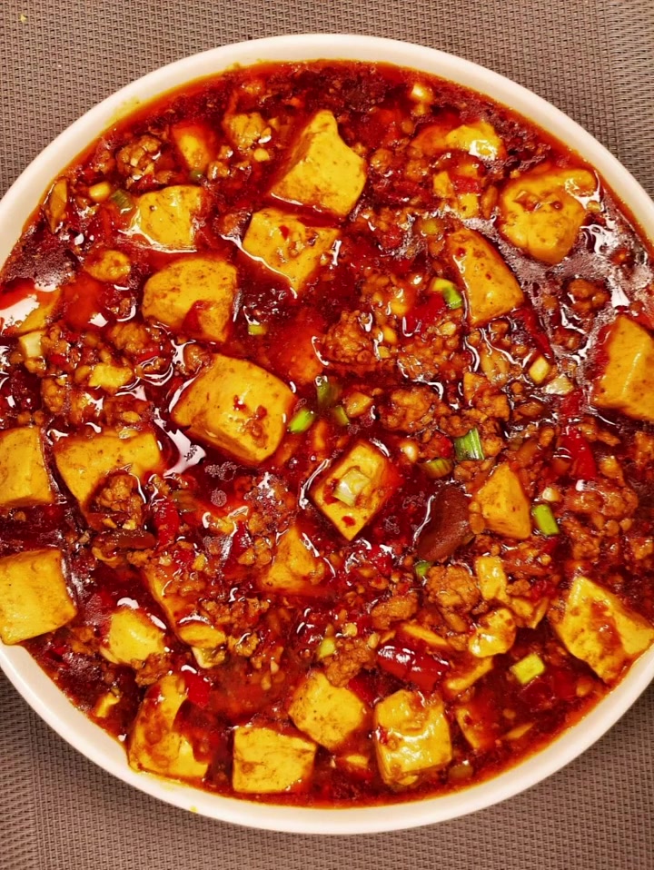 麻婆豆腐始创于清朝同治元年,在成都万福桥边,有一家原名“陈兴盛饭铺”的店面。店主陈春富早殁