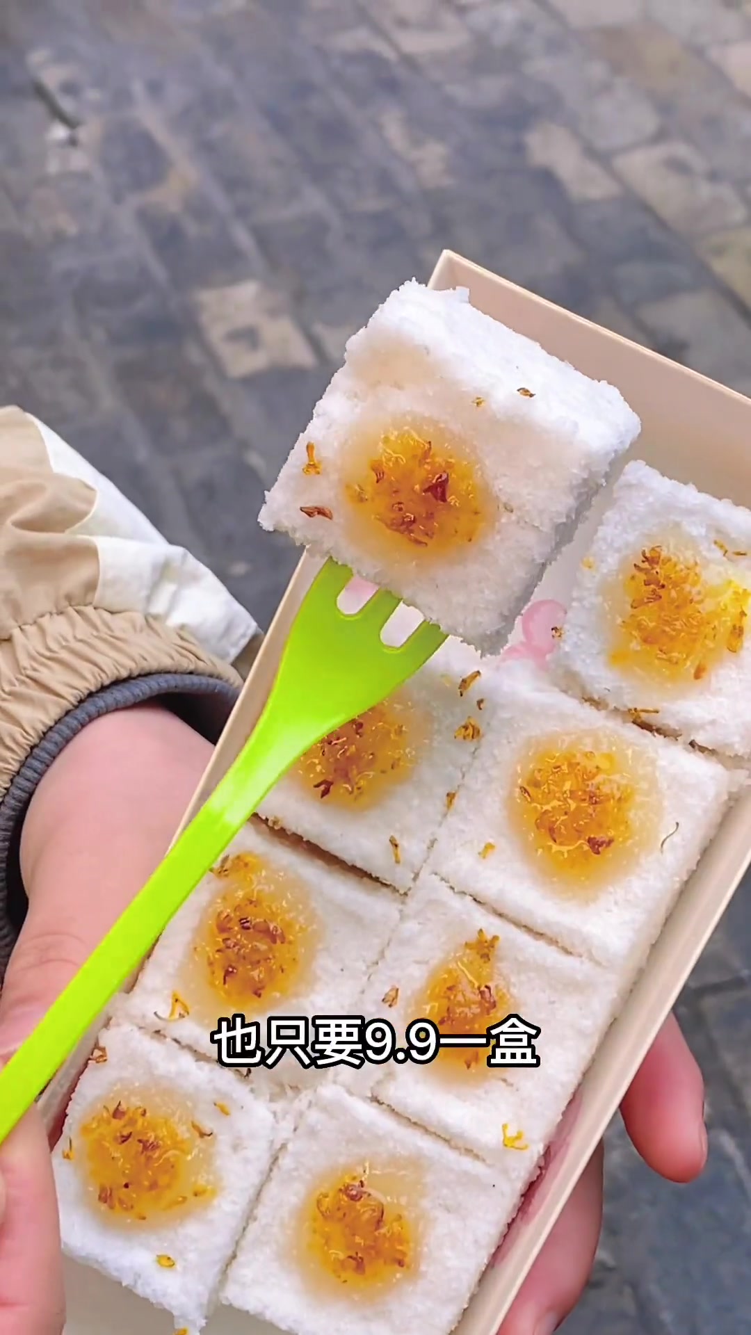 蛋黄肉松味得到艾叶青团最好吃拉,软糯香甜咸还黏牙。都是手工一个一个做出来的,味道好极了,美