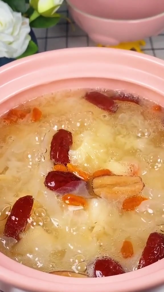 银耳百合雪梨羹～滋润补水不上火,夏天煮来吃特别清爽 美食趣胃计划 吃出高颜值