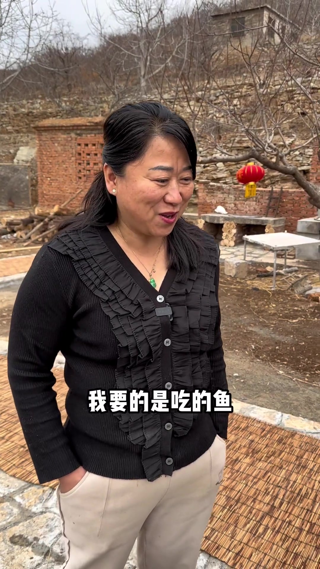 两个月前利用地形建好的鱼池终于做了防水,现在池子也有了锦鲤